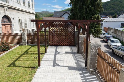 Nová pergola u vstupu do domova