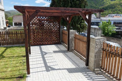 Nová pergola u vstupu do domova